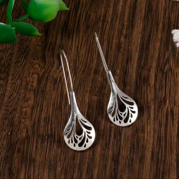 NEW Silver Plated Filigree Earrings 2” Drop Earrings Lightweight Cutout Earrings - Picture 5 of 5